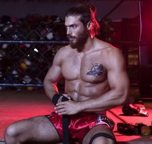 صور جان يامان العارية تفتح عليه النار.. وجمهور ديميت أوزدمير يسخرون منه 5