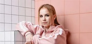 ممرضة روسية طردت بسبب ظهورها بلباسها الداخلي.. فحصلت على عمل مغرٍ (صور)