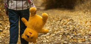 أنقذته الصدفة.. العثور على طفل داخل قفص محاطا بالثعابين والفئران (صورة)