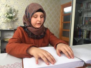 الطالبة المعجزة.. كفيفة تركية تحفظ القرآن في 12 شهرا