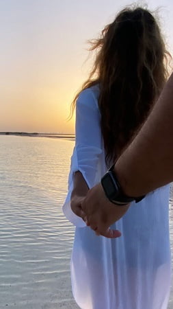 رومانسية الفنانة الشهيرة مع رجل على البحر.. هل تزوجت سراً؟ 4 رومانسية الفنانة الشهيرة مع رجل على البحر.. هل تزوجت سراً؟ 3