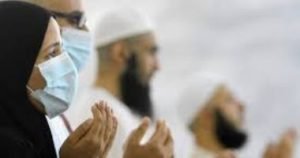 السعودية: لا يجوز تغطية الوجه والأنف أثناء الصلاة.. ولكن! (فيديو)