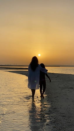 رومانسية الفنانة الشهيرة مع رجل على البحر.. هل تزوجت سراً؟ 2 رومانسية الفنانة الشهيرة مع رجل على البحر.. هل تزوجت سراً؟ 1