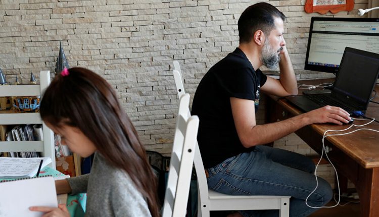 الجلوس طويلاً قد يصيب الشخص بالسرطان