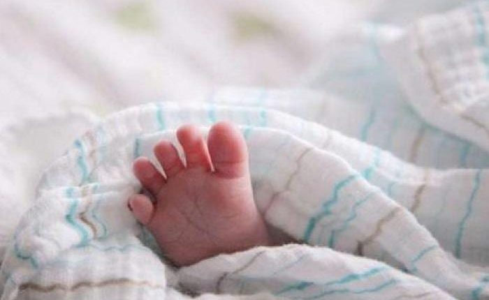 قيام أب بتجريد إبنته الرضيعة