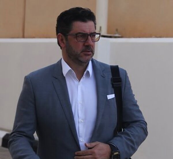 فنربخشة يجدد التفاوض مع روي فيتوريا 9