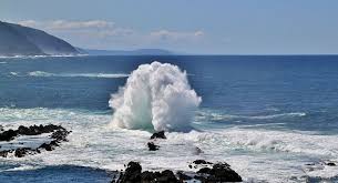 لحظات مرعبة توثق ابتلاع البحر لقرية صغيرة بسكانها (فيديو) 29