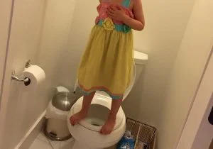 كاميرات المراقبة فضحته .. هكذا تمّ اختطاف طفلة واغتصابها داخل حمام للنساء في دبي!