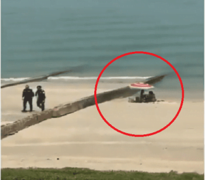 شاهد ماذا فعل شرطيان كويتيان مع فتاتين بملابس فاضحة على الشاطئ!