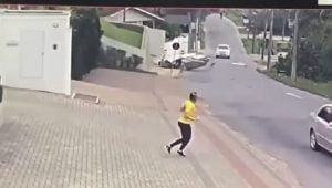 بالفيديو .. شاهد ردة فعل هذه المرأة بعد سقوط طائرة خلفها في شارع مليء بالسيارات