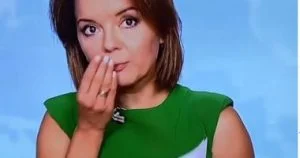 بالفيديو .. مذيعة أوكرانية تفقد أحد أسنانها خلال البث المباشر