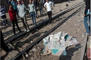 تفاصيل صادمة.. مصري يلقي بأبنائه الثلاثة تحت عجلات القطار