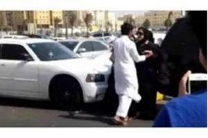 تفاصيل غريبة.. كويتية تعتدي على شرطي أنقذها من متحرش!