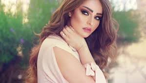 زين كرزون تُحدث بلبلة بعد ظهورها بفستان البحر