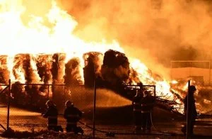 شاهد.. حريق بميناء كويتي يلتهم 3 آلاف سيارة جديدة