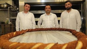 خباز تركي يصنع كعكة قطرها 6 أمتار