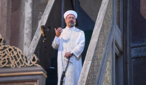 رئيس الشؤون الدينية التركي يؤم المصلين في مسجد آيا صوفيا بمناسبة إعادة افتتاحه للعبادة