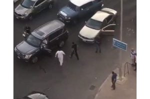 فيديو صادم.. اعتداء وحشي على كويتي في الشارع