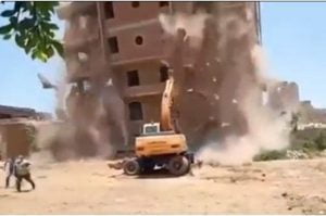 فيديو كارثي.. لحظة انهيار عمارة على مسؤولين مصريين أثناء إزالتها