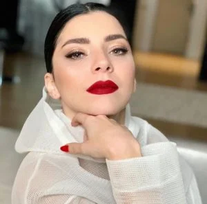 المغنية التركية ميرفي أوزبي وزوجها كنان كوتشاك يقضيان إجازتهما في بودروم