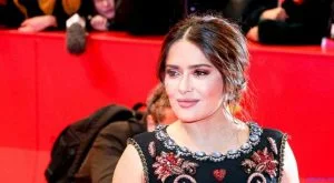 سلمى حايك تودع عام 2020 ببيكيني مثير (صور)