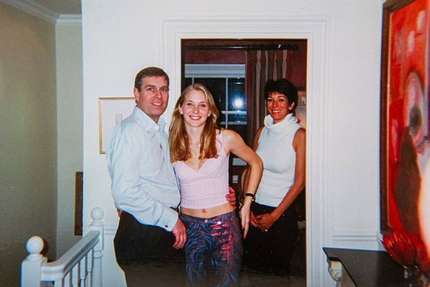 بعد الأمير أندرو.. مقرّب من الملكة إليزابيث متهم بالتورط بجرائم إبستاين الجنسية 1