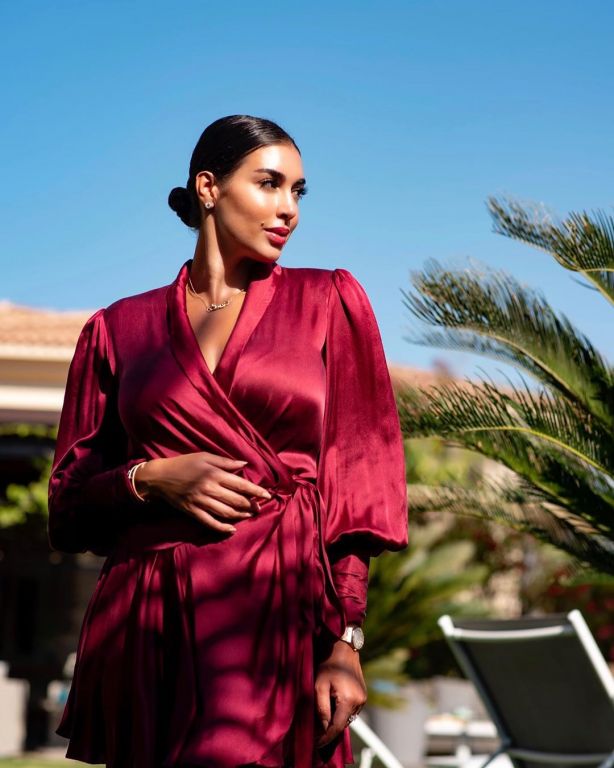 ياسمين صبري متهمة بتقليد صديقة رونالدو.. ولون بشرتها يحيّر الجمهور "صور" 1