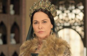 الممثلة هوليا أفشار تهزأ من إقبال العرب على الدراما التركية