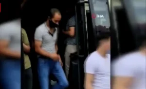 مشهد صادم في شوراع اسطنبول..42راكبا في حافلة تسع لـ 12 شخصا