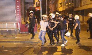 العنصرية من جديد.. شبان أتراك يعتدون بعنف على طلاب سوريين في هاتاي