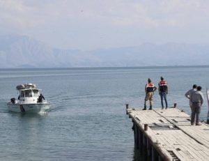 فرق الانقاذ التركية تنتشل جثثًا جديدة من بحيرة وان