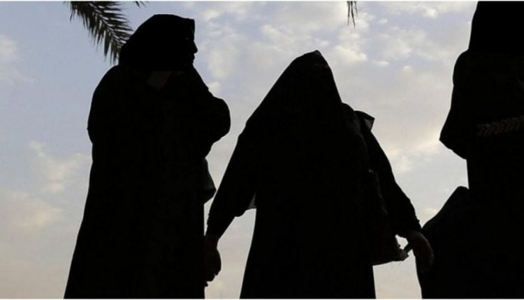 قيام شرطي سعودي بالاعتداء على أحد الشباب