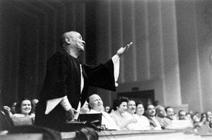 صور نادرة لقائل "عظمة على عظمة يا ست" لكوكب الشرق أم كلثوم 6 صور نادرة لقائل "عظمة على عظمة يا ست" لكوكب الشرق أم كلثوم 5