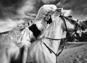 جلسة تصوير "نادرة" لعارضات أزياء في العلا السعودية "صور" 1