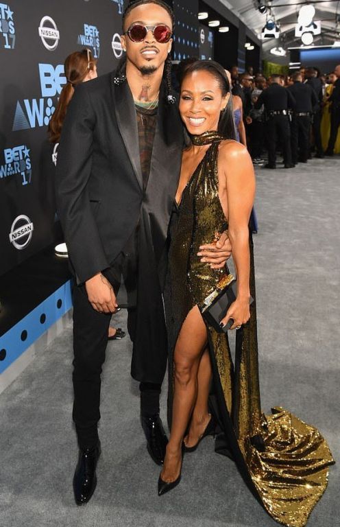 زوجة ويل سميث تتعهد بكشف حقيقة علاقتها بمغني يصغرها بـ 21 عامًا 4 زوجة ويل سميث تتعهد بكشف حقيقة علاقتها بمغني يصغرها بـ 21 عامًا 3