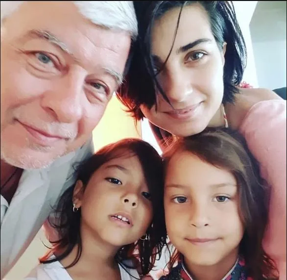 توبا بويوكستون مع أبيها ووالدتها وتوأمها.. والجمهور: لا تشبههم 1