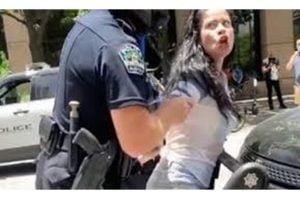 شاهد.. شرطي أمريكي يتحرش بفتاة ويضع يده في منطقة حساسة