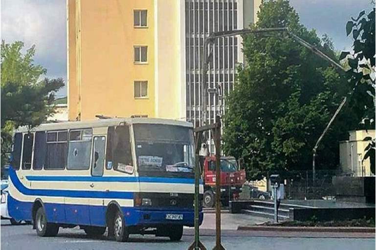 مسلح يحتجز 20 رهينة داخل حافلة بأوكرانيا (فيديو) 29