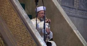 بعد خطبته في آيا صوفيا.. معارضون يطالبون بإقالة رئيس الشؤون الدينية