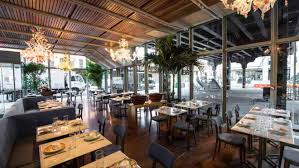 فيديو صادم.. امرأة تمزق ملابسها وتتهم عمال مطعم كباب بالاغتصاب