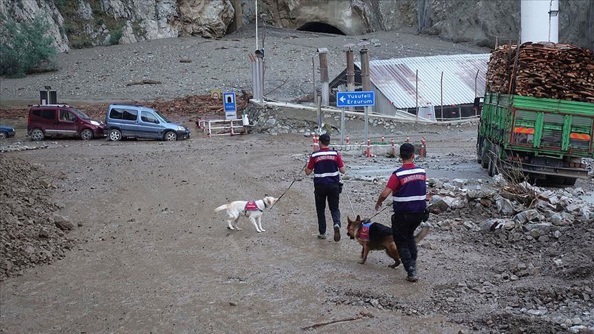 مصرع شخص وفقدان أسرة في سيول ضربت ولاية أرتفين التركية 3