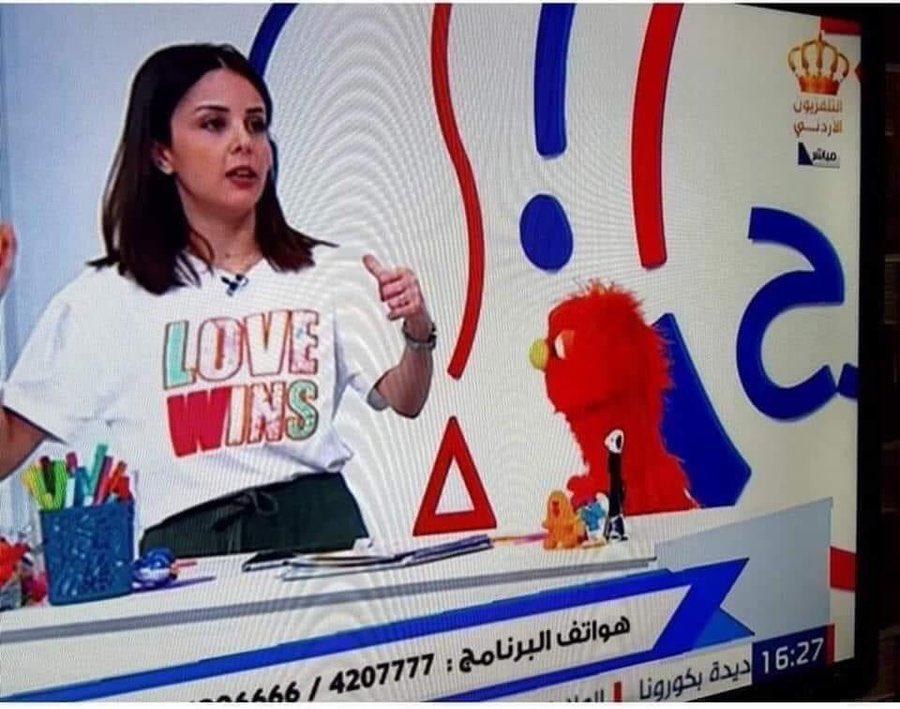 مذيعة أردنية تثير ضجة بتيشيرت يحمل عبارة يستخدمها المثليون 2 مذيعة أردنية تثير ضجة بتيشيرت يحمل عبارة يستخدمها المثليون 1