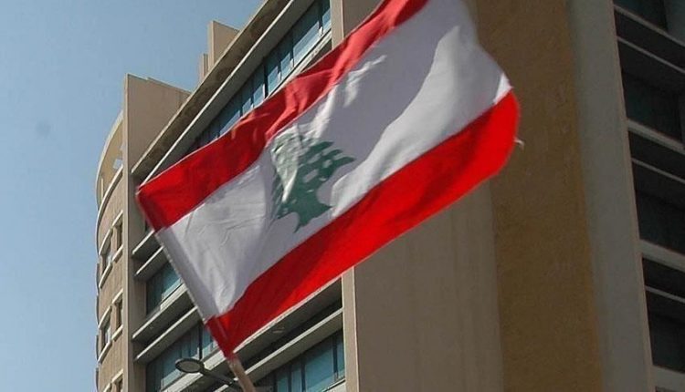 سيدة لبنانية تنهال بالضرب المبرح