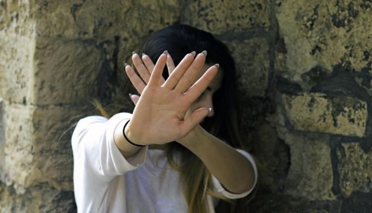 لحظة اختطاف امرأة واغتصابها بوحشية