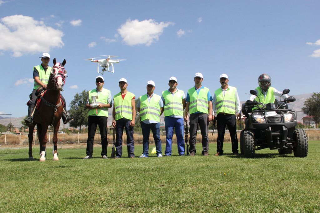 بالطائرات والبنادق.. فريق تركي لملاحقة الأضاحي الهاربة (صور) 17