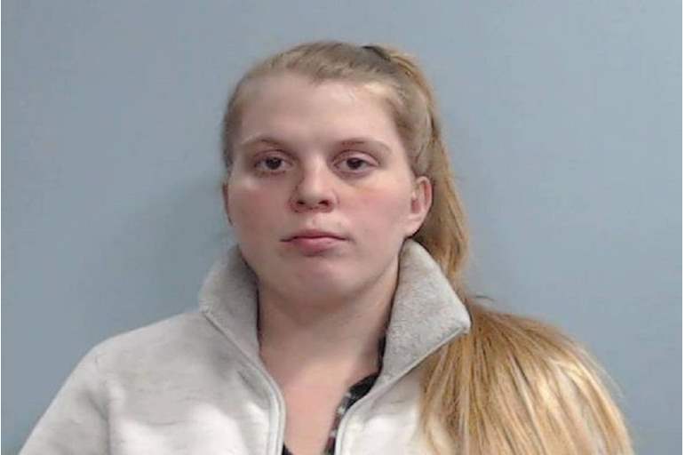 تفاصيل صادمة.. فتاة تصور نفسها أثناء اعتدائها جنسيًا على الأطفال 1