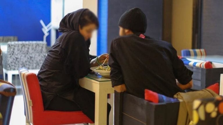 فيديو أثار ضجةً واسعة .. شاهد ماذا فعل سعودي ضبط شقيقته مع شاب في أحد المقاهي! 1