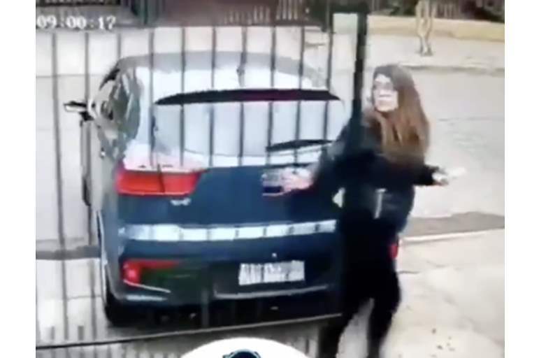 فاجأتهم بردها.. مسؤولة تتبادل إطلاق النار مع مجموعة حاولت اغتيالها (فيديو) 13