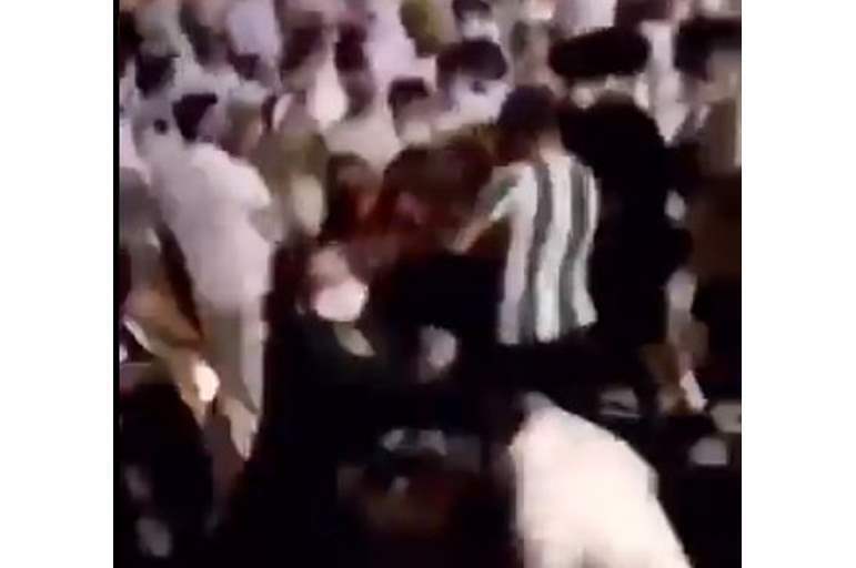 فيديو لا يصدق.. تحرش جماعي بفتاة سعودية فكيف كان رد فعلها؟ 1