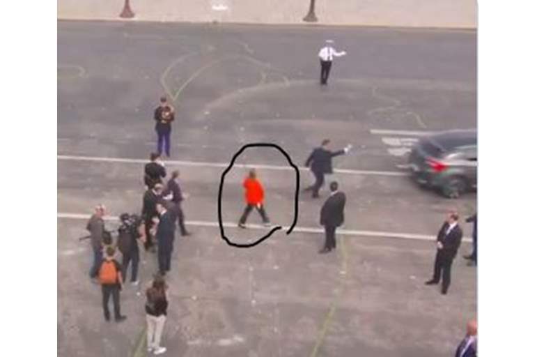 فيديو.. وزيرة فرنسية تتعرض لموقف محرج وتهرول خلف السيارة 1